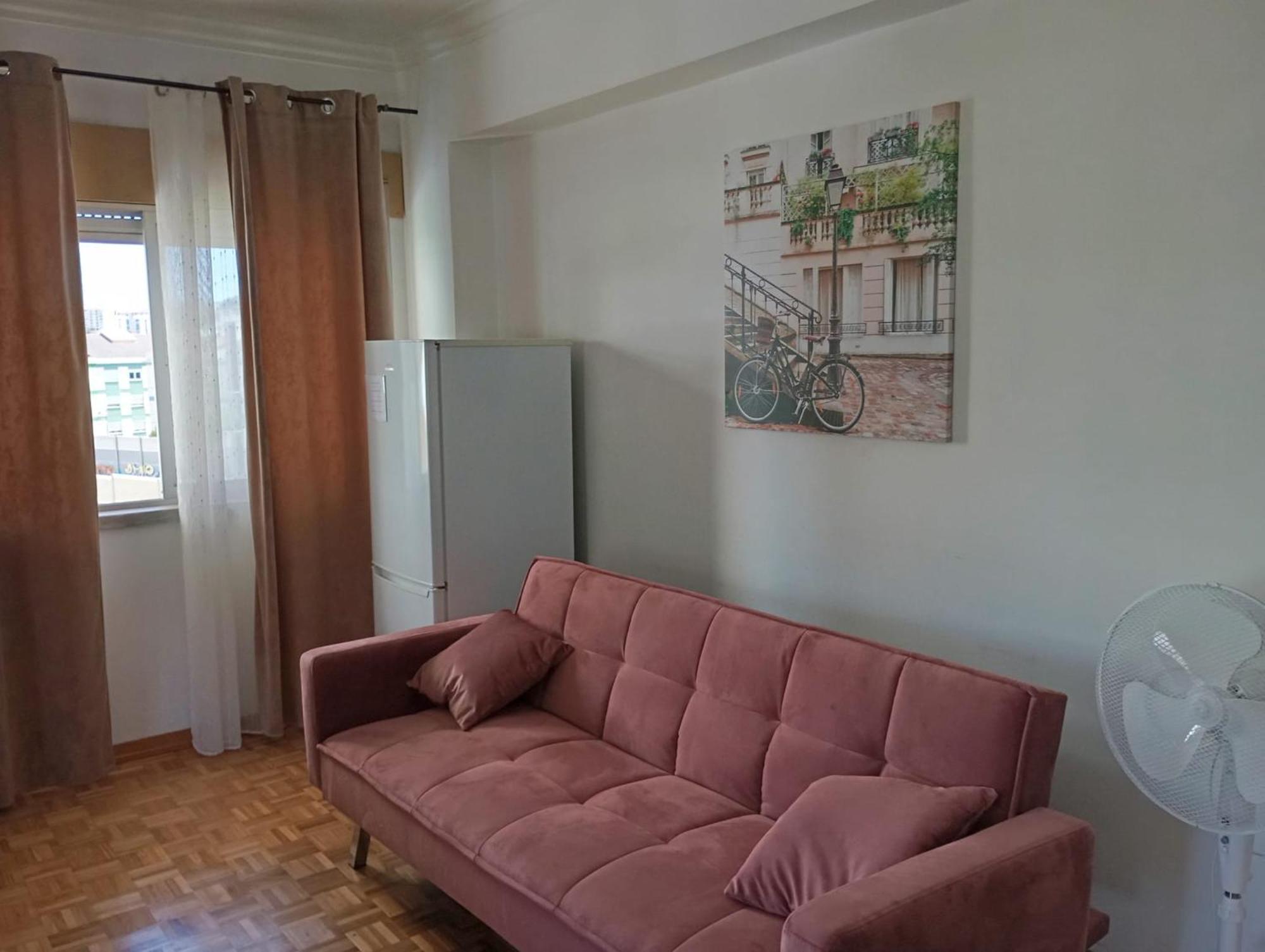 Rooms 10 Mins Walk From Train Station! Agualva-Cacem Ngoại thất bức ảnh